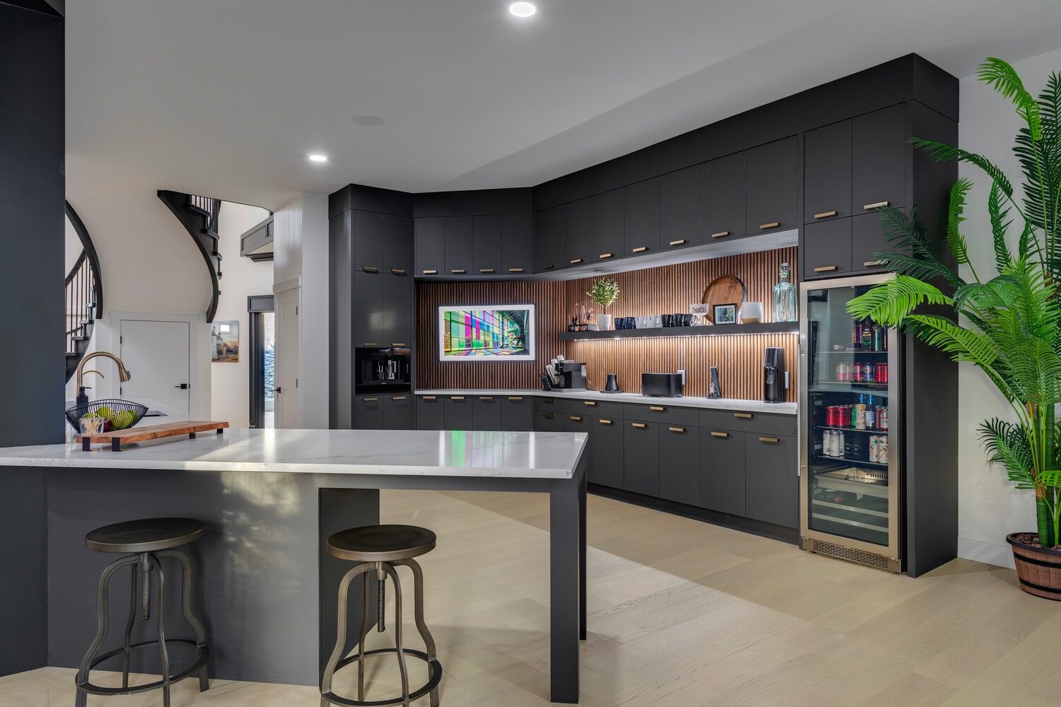 Kitchen & Centre Bar
