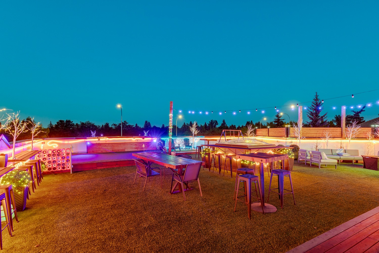 Rooftop · Swings & Screen